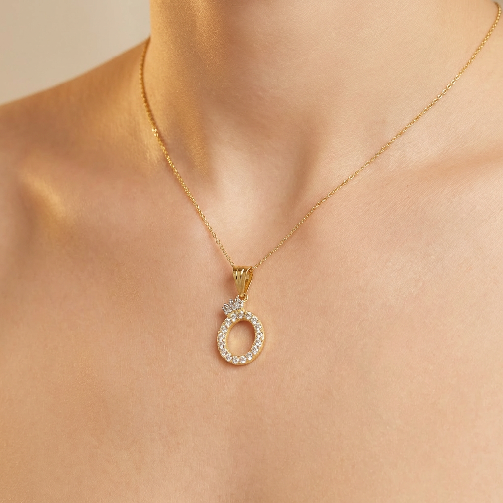 Dije de Oro 14k Modelo de Inicial O Diseñado con Corona e Incrustación de Zirconias mod. 10570