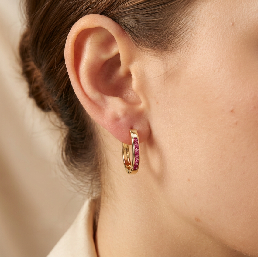 Grapa de Oro 14k Diseño Oval con Incrustación de Zirconias Magenta mod. 10592