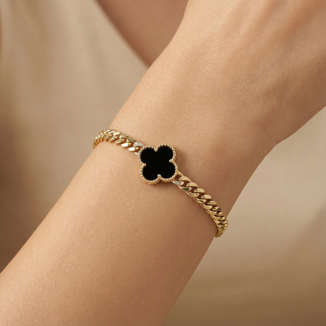 Pulsera de Oro 14k Tejido Barbado Hueco con Trébol de Onix y Zirconias Finas mod. 10304