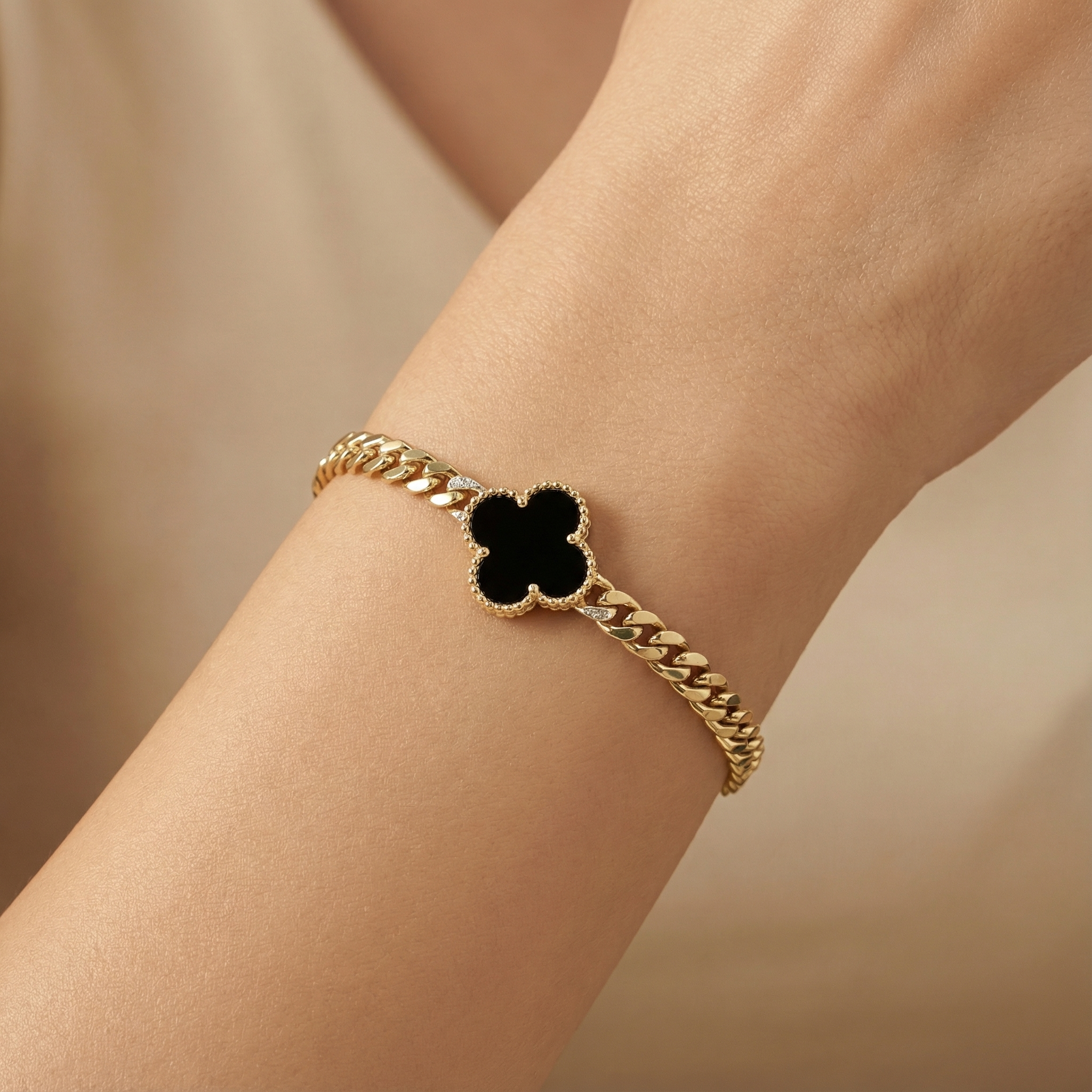 Pulsera de Oro 14k Tejido Barbado Hueco con Trébol de Onix y Zirconias Finas mod. 10304