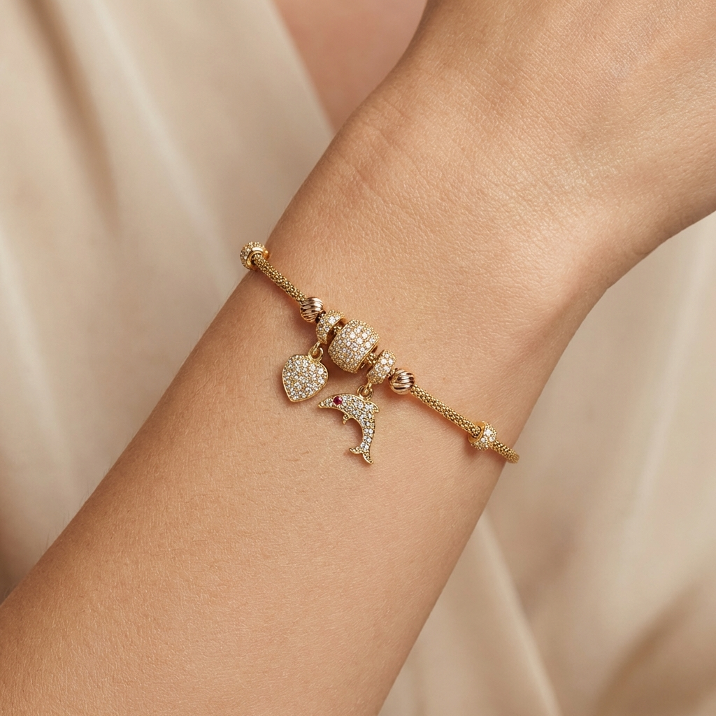 Pulsera de Oro 14k Tejido Cola de Rata con Dijes Charm, Detalles Diamantados e Incluye Zirconias mod. 10657