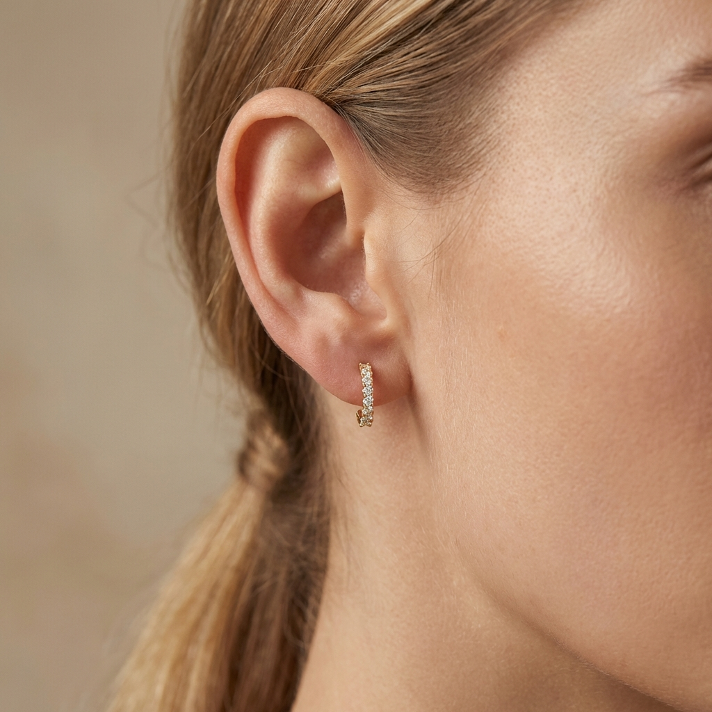 Arete de Oro 14k Diseño Estilo Huggie Incrustado de Zirconias mod. 10624