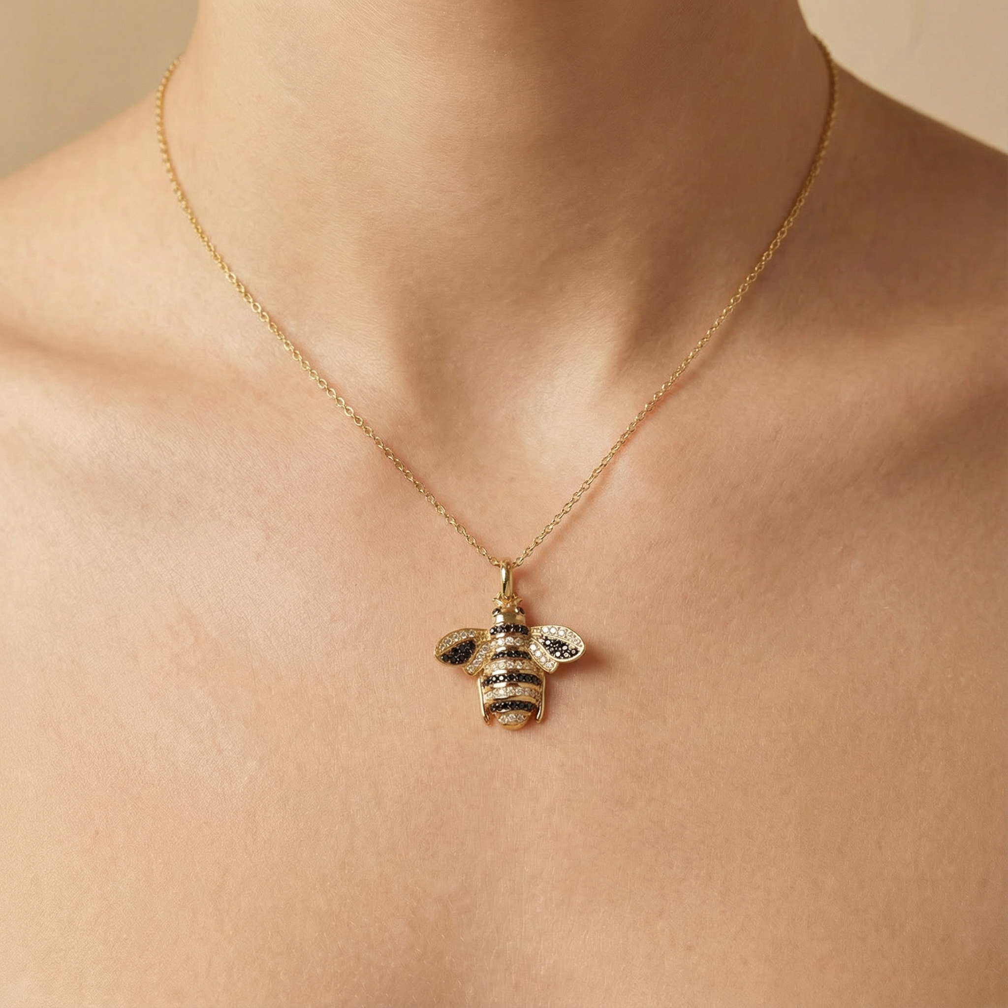 Dije de Oro 14k Abeja Brillante con Incrustaciónde Zirconias mod. 10255