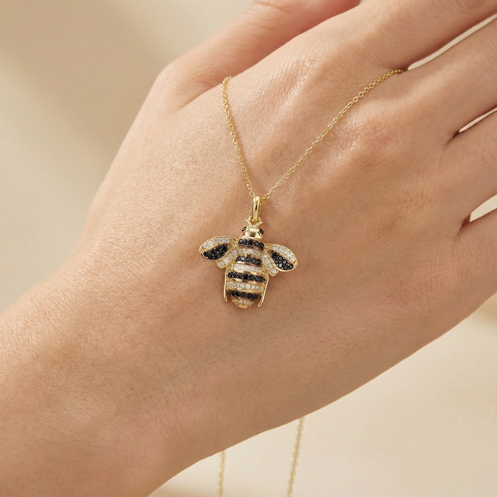 Dije de Oro 14k Abeja Brillante con Incrustaciónde Zirconias mod. 10255