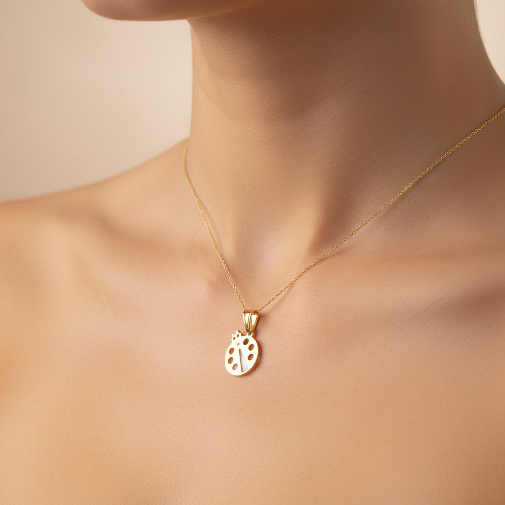 Dije de Oro 14k Diseño de Mariquita con Madre Perla mod. 10086