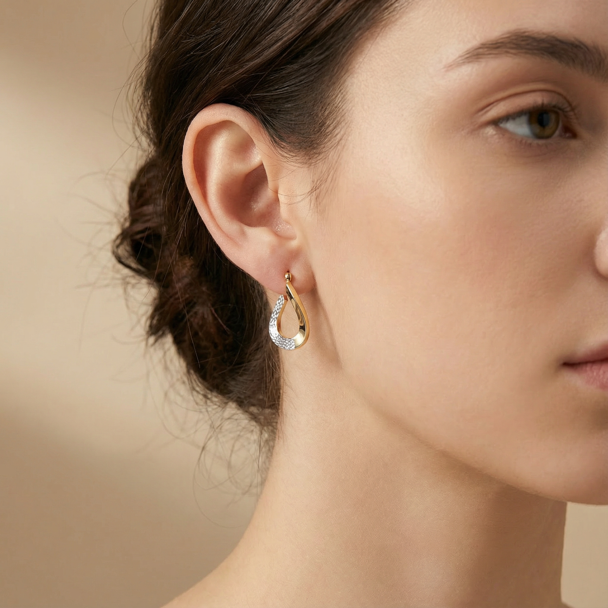 Arracada de Oro 14k Diseño Torcido Estilo Plano con Diamnatado Fino mod. 10314