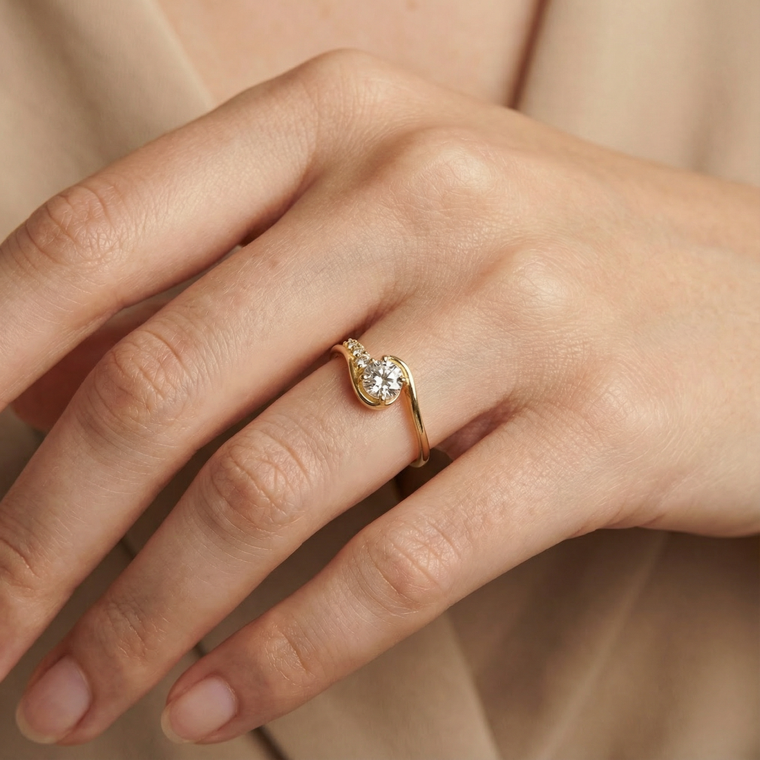 Anillo de Compromiso en Oro 14k Modelo Cruzado con Zirconias Finas mod. 10215