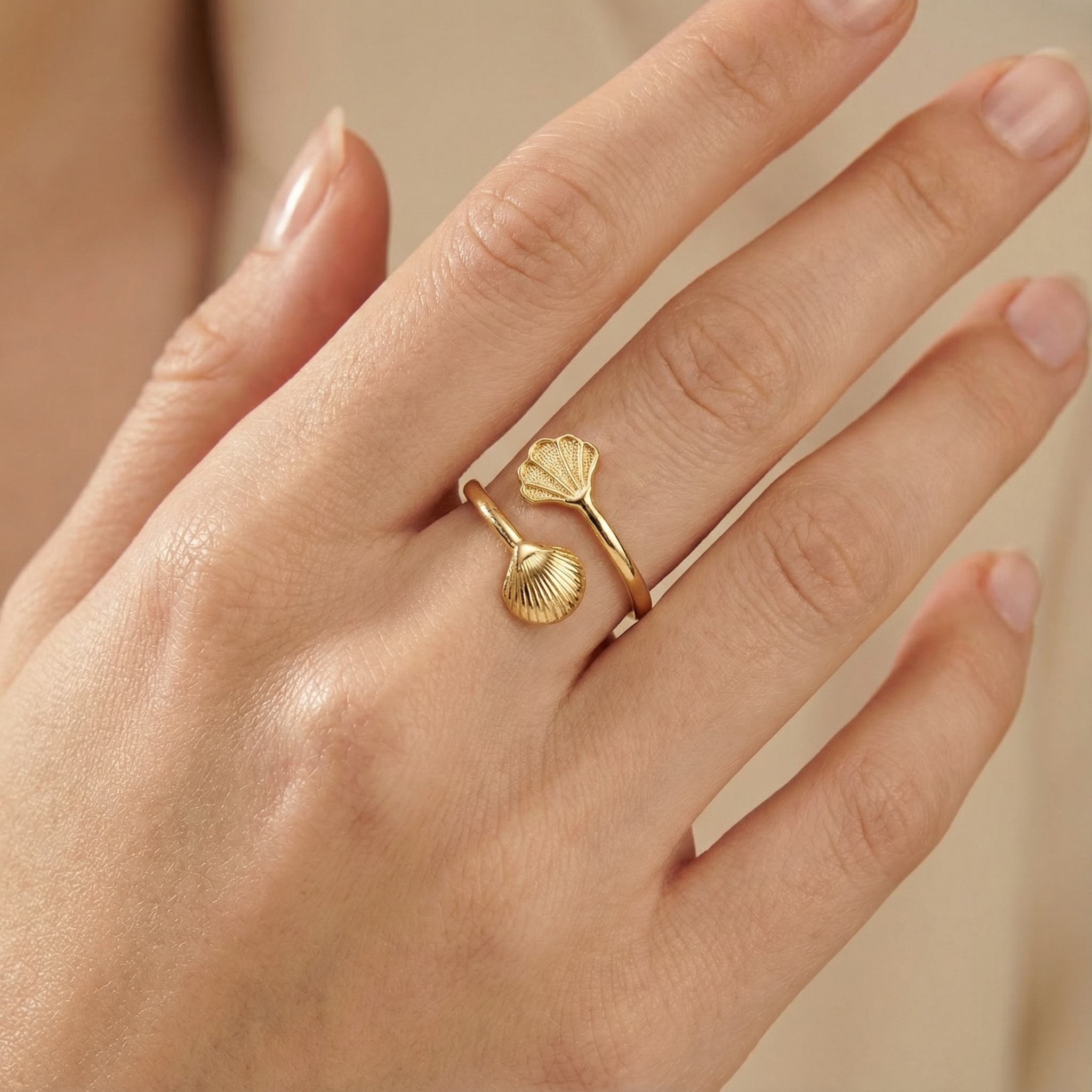 Anillo de Oro 14k Estilo Abierto con Conchas Brillantes mod. 10221