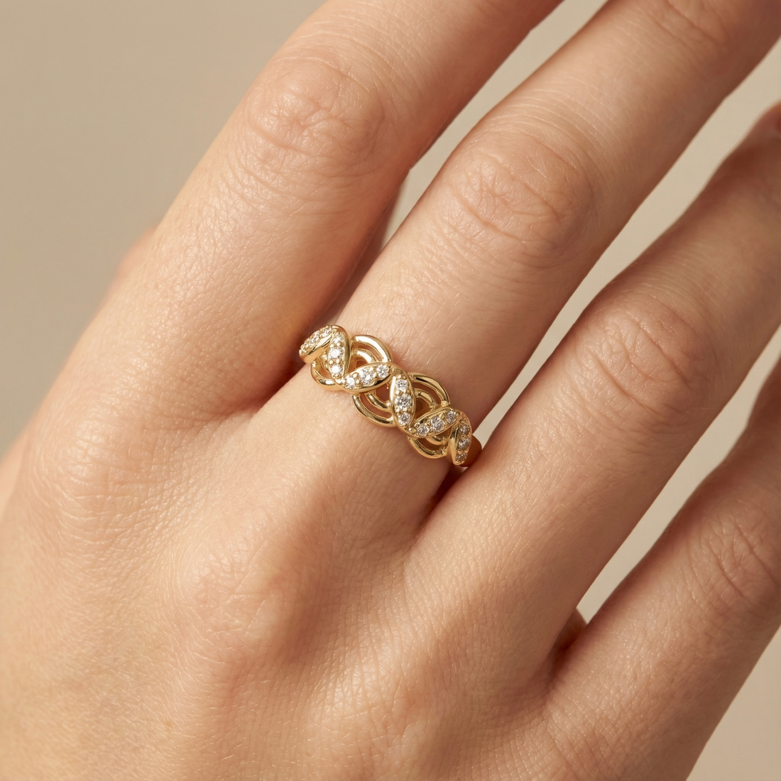 Anillo de Oro 14k con Diseño ZigZag Elegante Incrustado con Zirconias mod. 10289