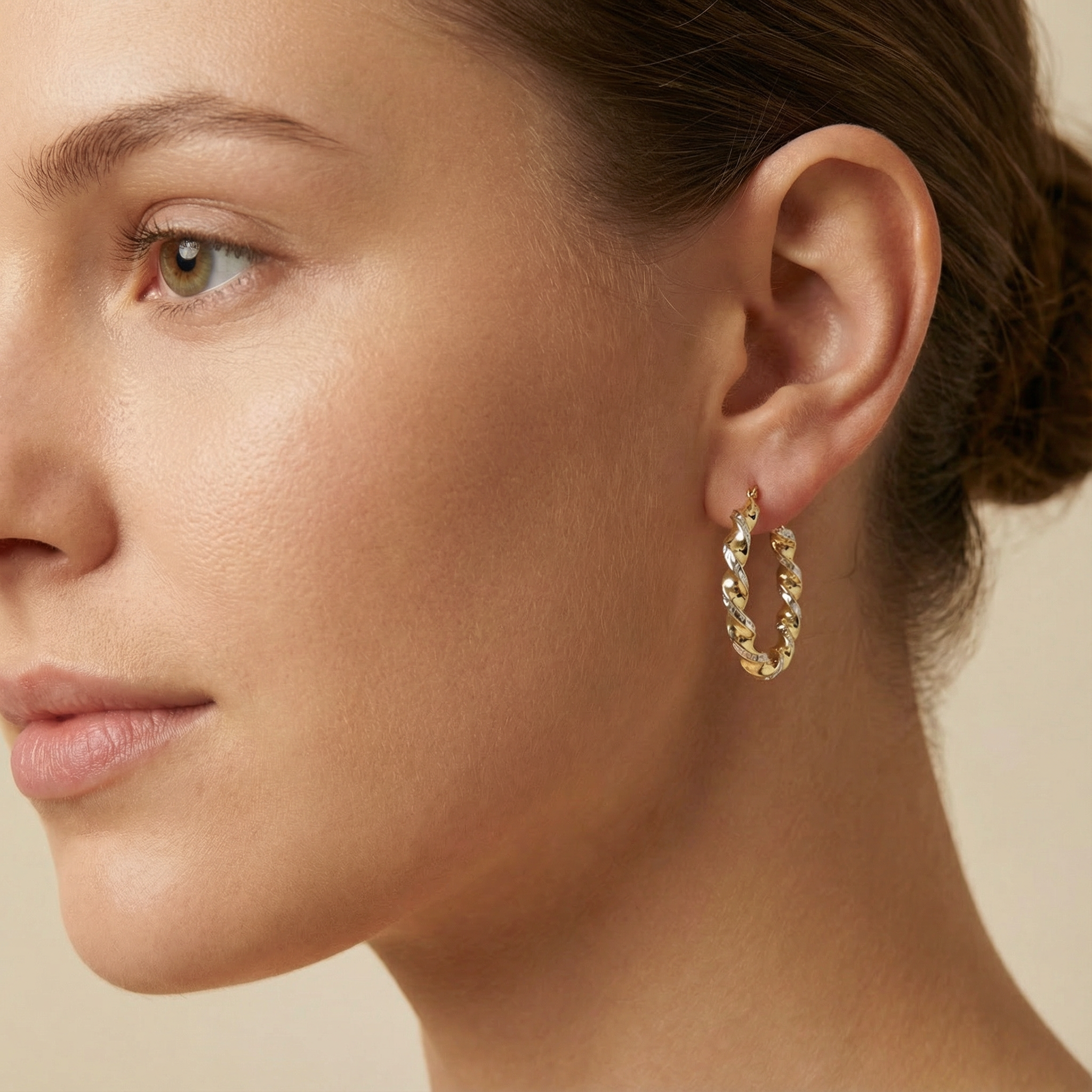 Arracada de Oro 14k Diseño Torcido Especial Detallada con Diamantado Fino mod. 10317