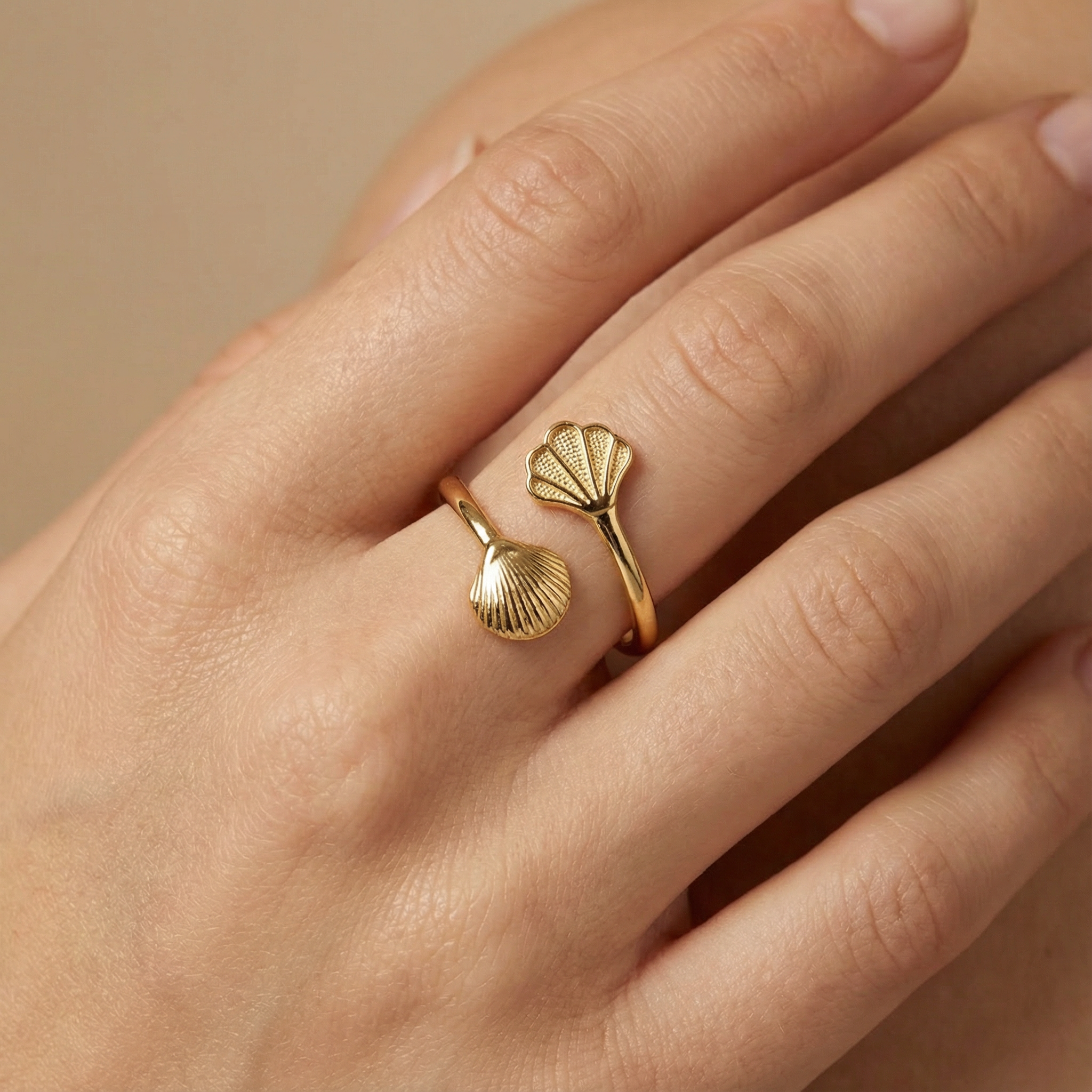 Anillo de Oro 14k Estilo Abierto con Conchas Brillantes mod. 10221