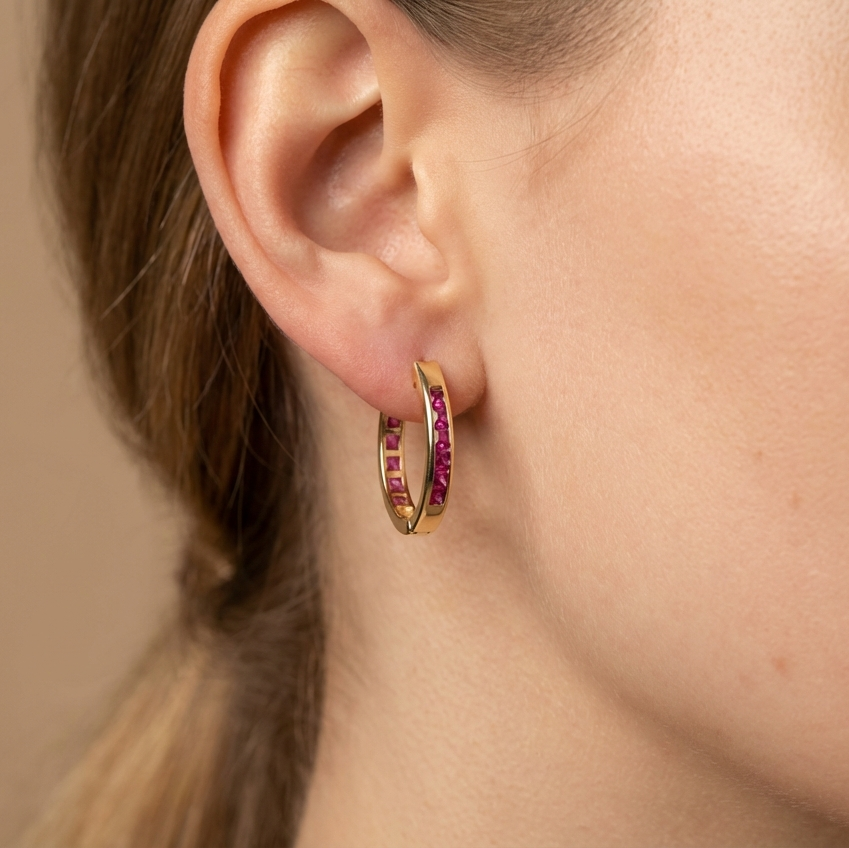 Grapa de Oro 14k Diseño Oval con Incrustación de Zirconias Magenta mod. 10592