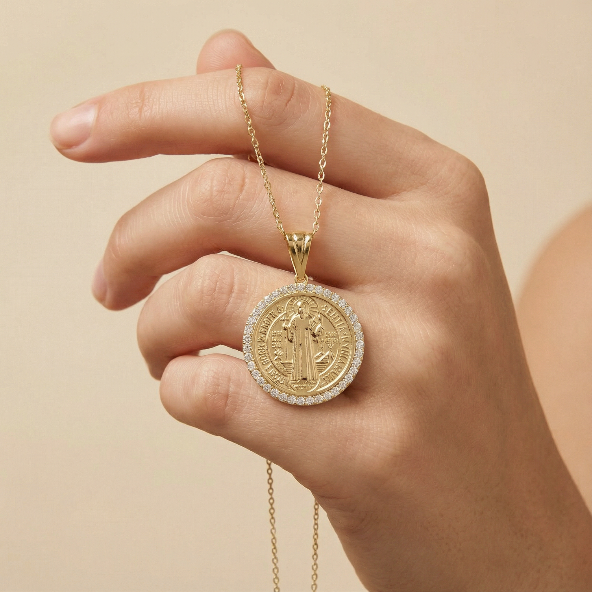 Medalla de Oro 14k Diseño con Circunferencia de Zirconias e Imagen de San Benito mod. 10248