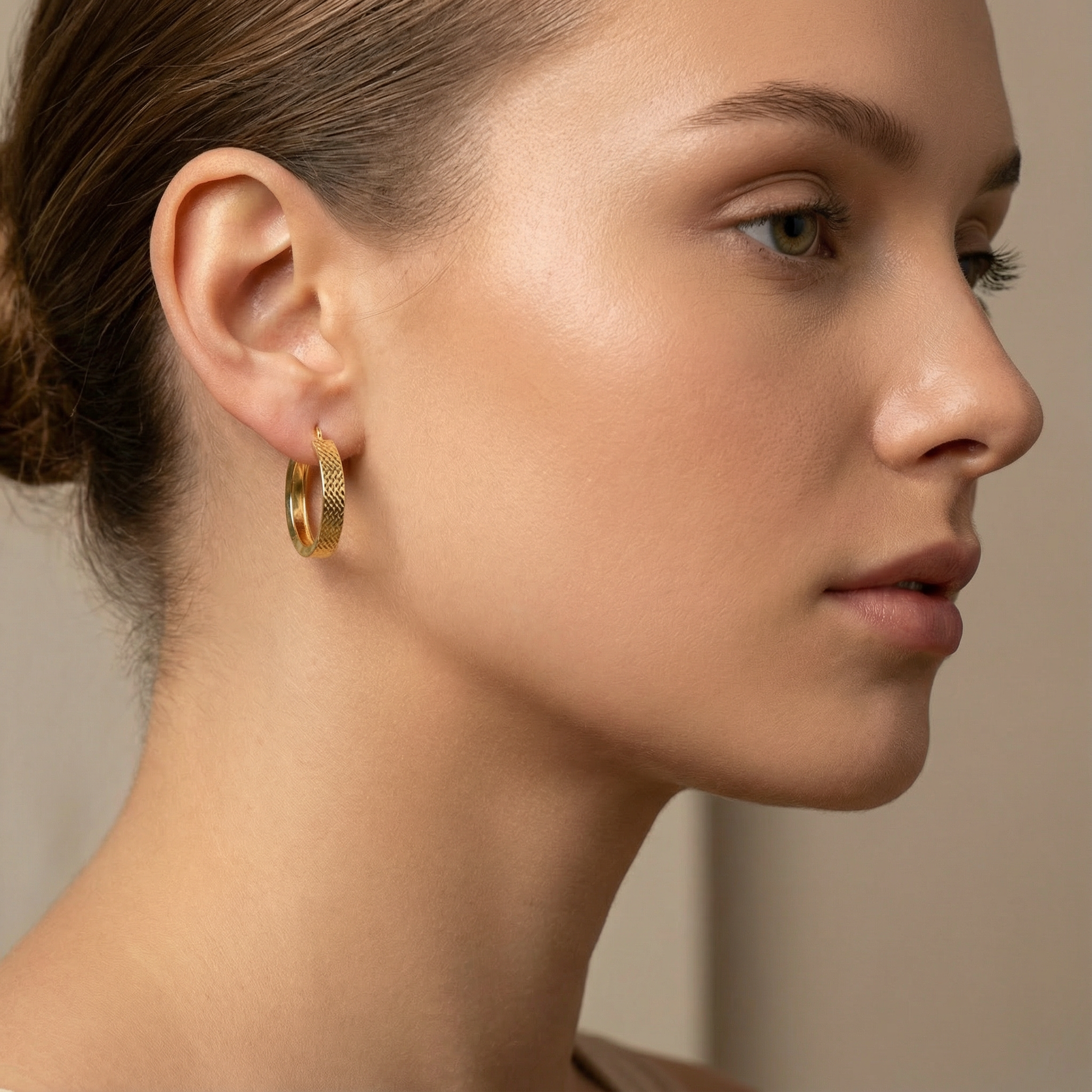 Arracada de Oro 14k Diseño Redondo Estilo Inflado Hueco con Diamantado Exterior mod. 10309