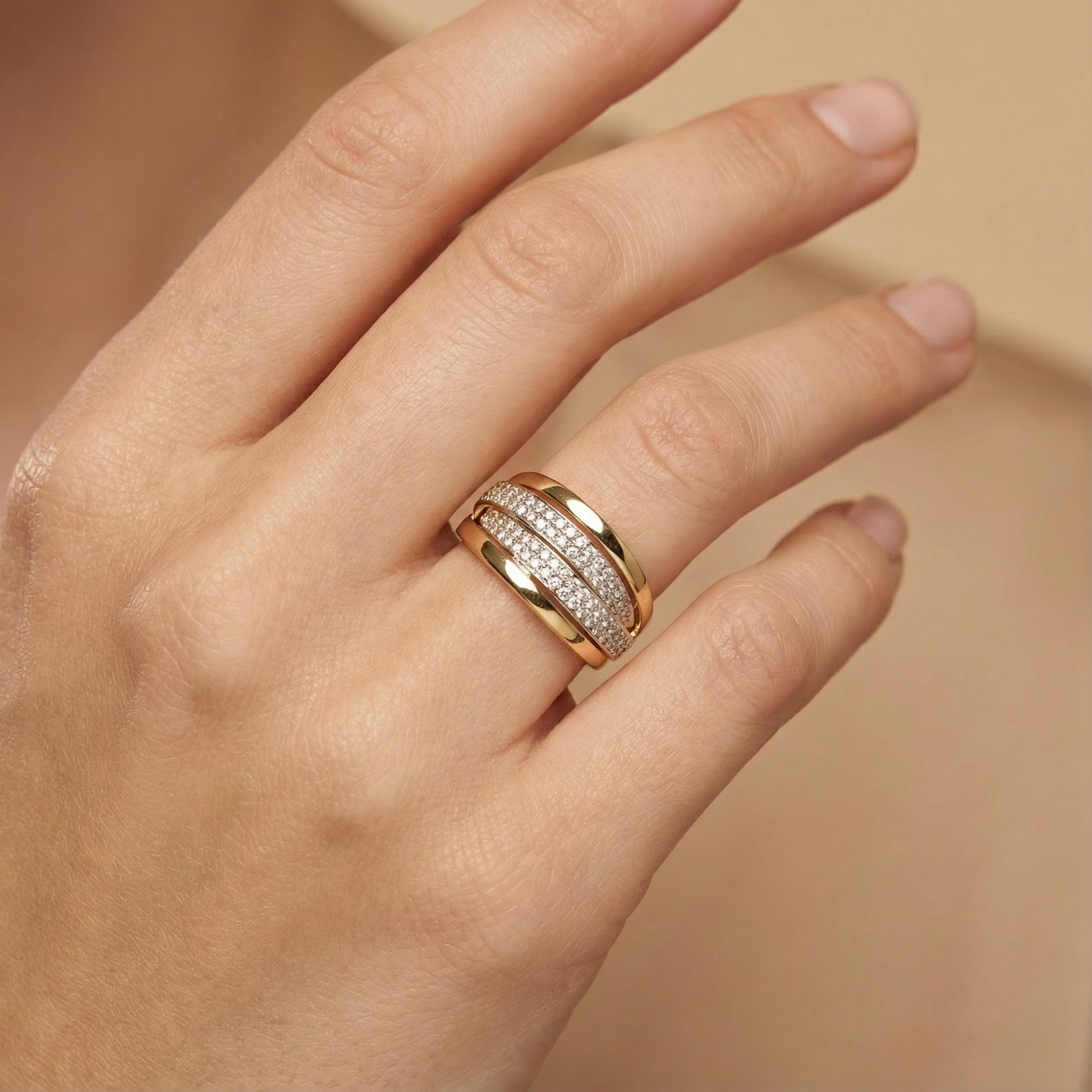 Anillo de Oro 14k Modelo Elegante con Líneas Incrustadas de Zirconias mod. 10277