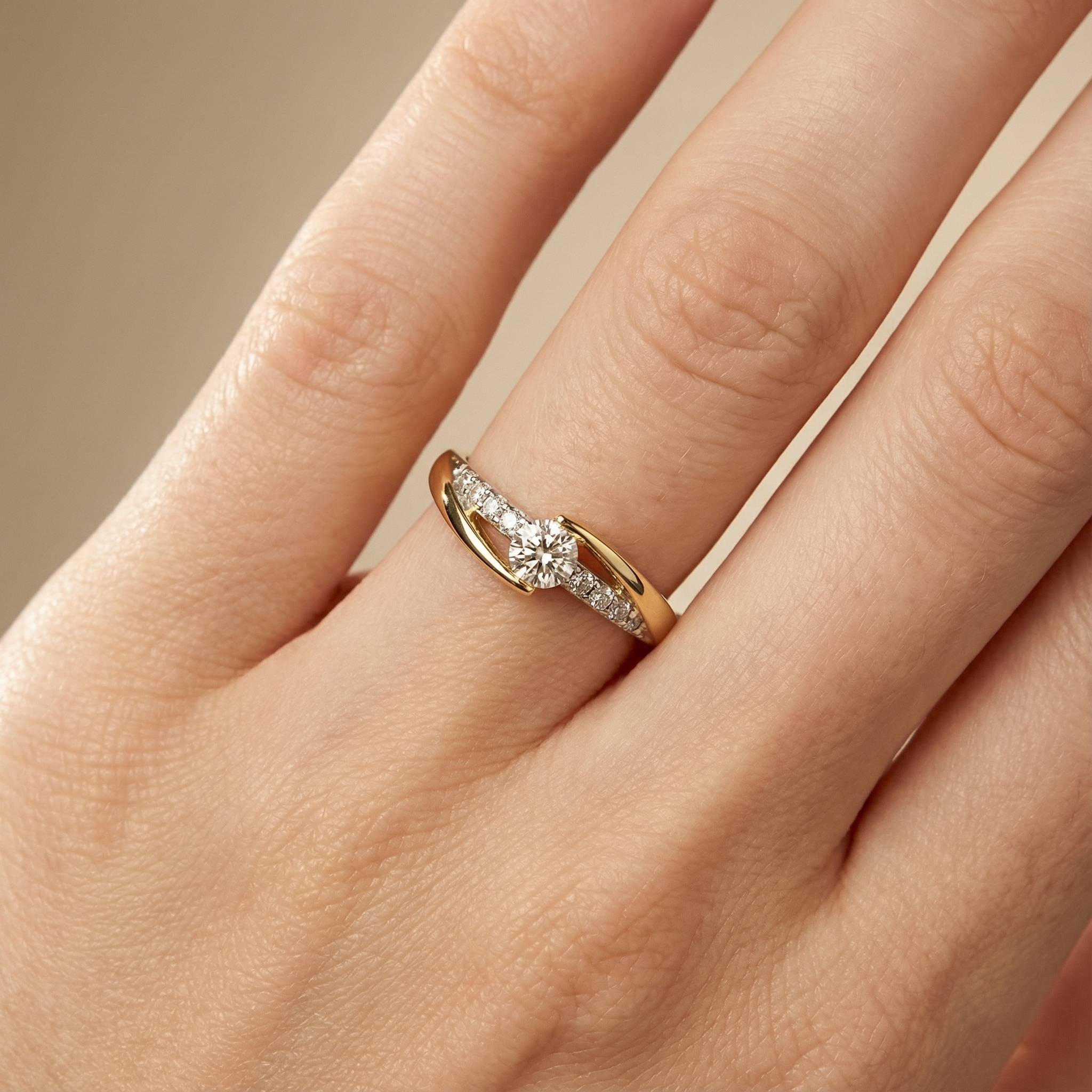 Anillo de Compromiso en Oro 14k Modelo Elegante con Incrustación Especial de Zirconias mod. 10270