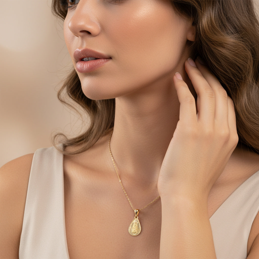 Medalla de oro 14k Virgen de Guadalupe Diseño de Gota Diamantado y Mate mod. 10181