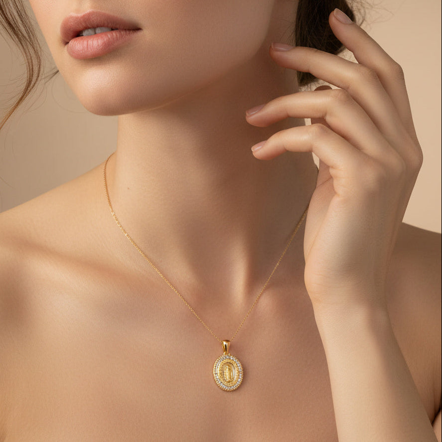 Medalla de oro 14k Virgen de Guadalupe Diseño Oval con Marco de Zirconias y Detalle de Greca mod. 10185