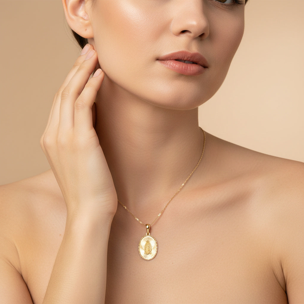 Medalla de oro 14k Virgen de Guadalupe Diseño Oval Diamantado y Mate mod. 10182