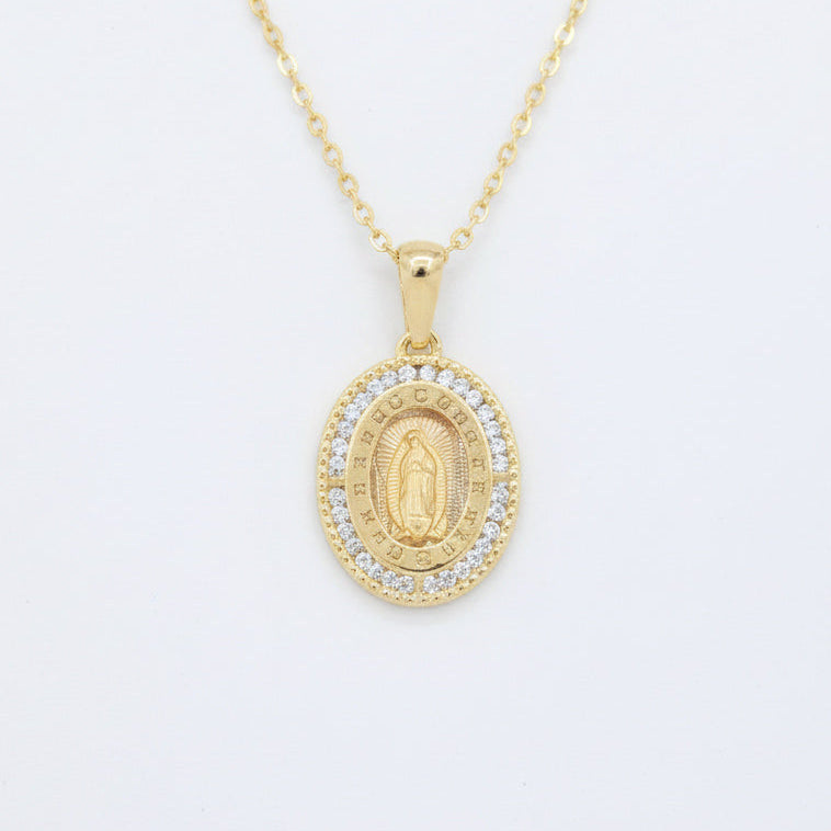 Medalla de oro 14k Virgen de Guadalupe Diseño Oval con Marco de Zirconias y Detalle de Greca mod. 10185