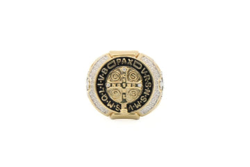 Anillo con Sello de San Benito Incrustado de Zirconias Baguette mod. 5998 - Joyería Orovel’s