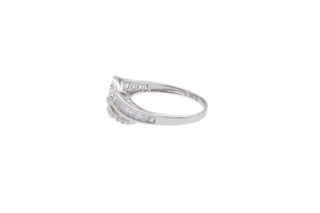 Anillo de Oro Blanco con Corazón y Zirconias de Corte Baguette mod. 6103 - Joyería Orovel’s
