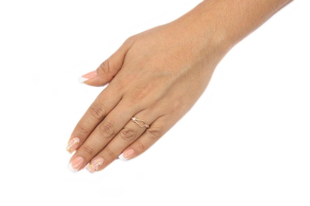 Anillo de Oro Rosa con Diseño de Cuerda Incrustado de Zirconias mod. 5992 - Joyería Orovel’s