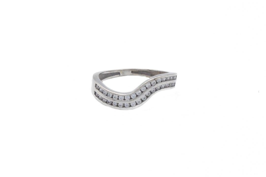 Anillo Ondulado Incrustado de Zirconias de Oro Blanco mod. 6151 - Joyería Orovel’s