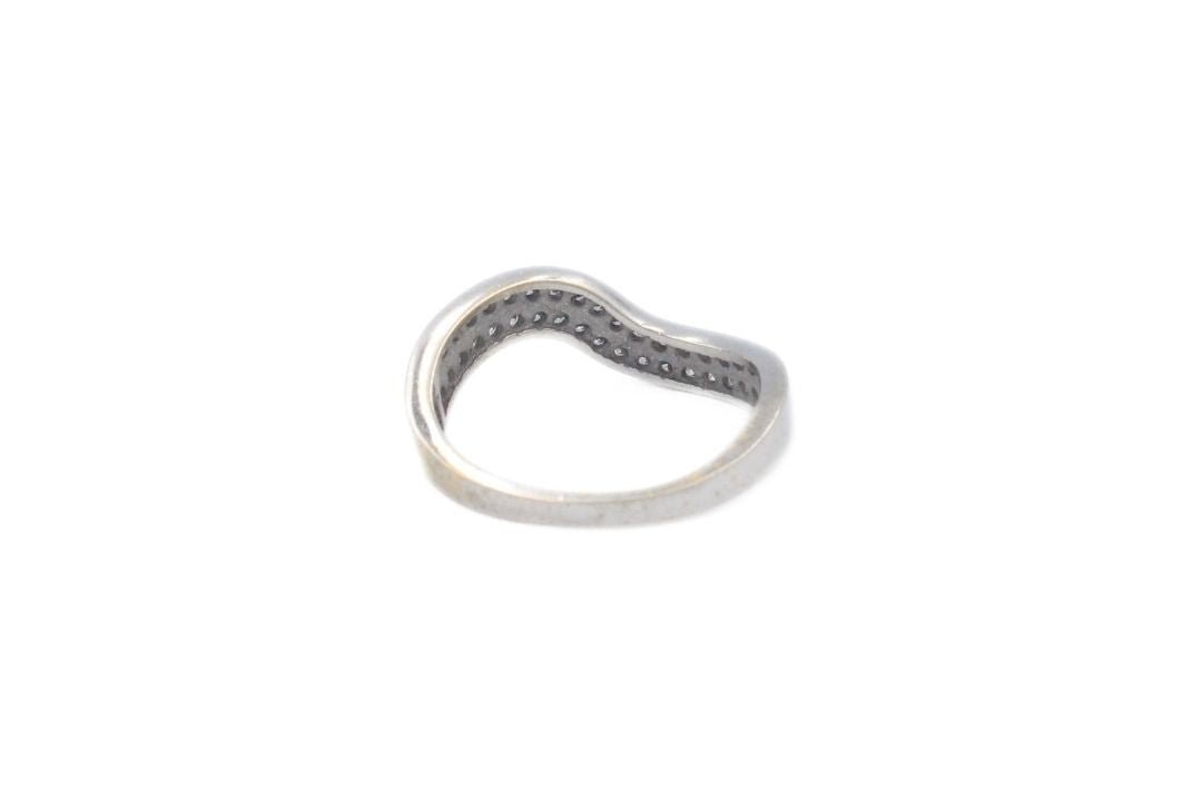 Anillo Ondulado Incrustado de Zirconias de Oro Blanco mod. 6151 - Joyería Orovel’s