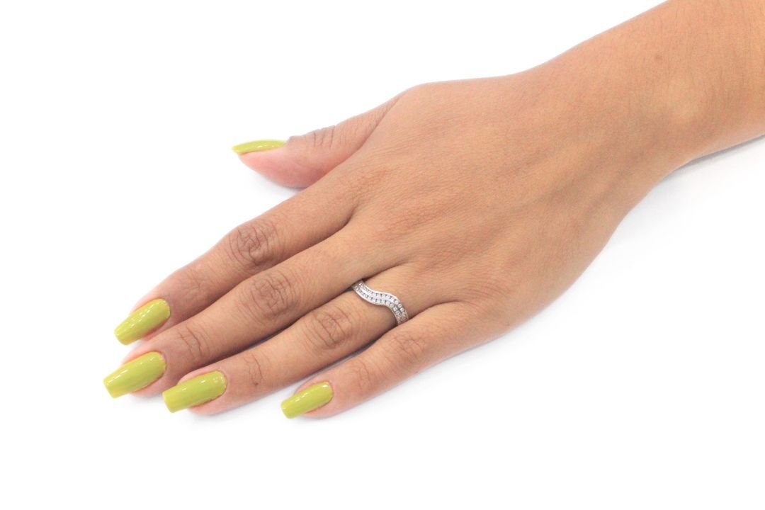Anillo Ondulado Incrustado de Zirconias de Oro Blanco mod. 6151 - Joyería Orovel’s