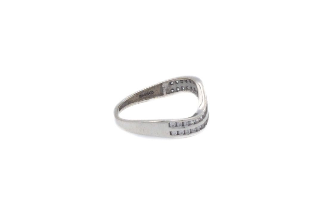 Anillo Ondulado Incrustado de Zirconias de Oro Blanco mod. 6151 - Joyería Orovel’s