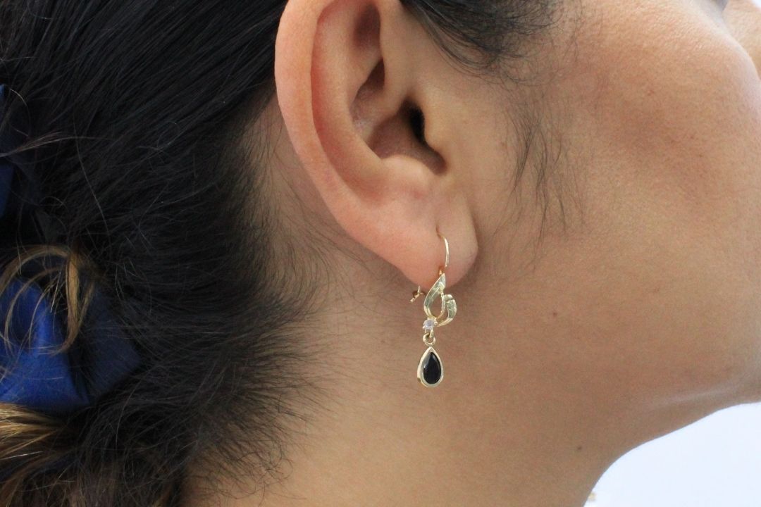Arete con Piedra Zirconia Oscura de Diseño Largo mod. 6300 - Joyería Orovel’s