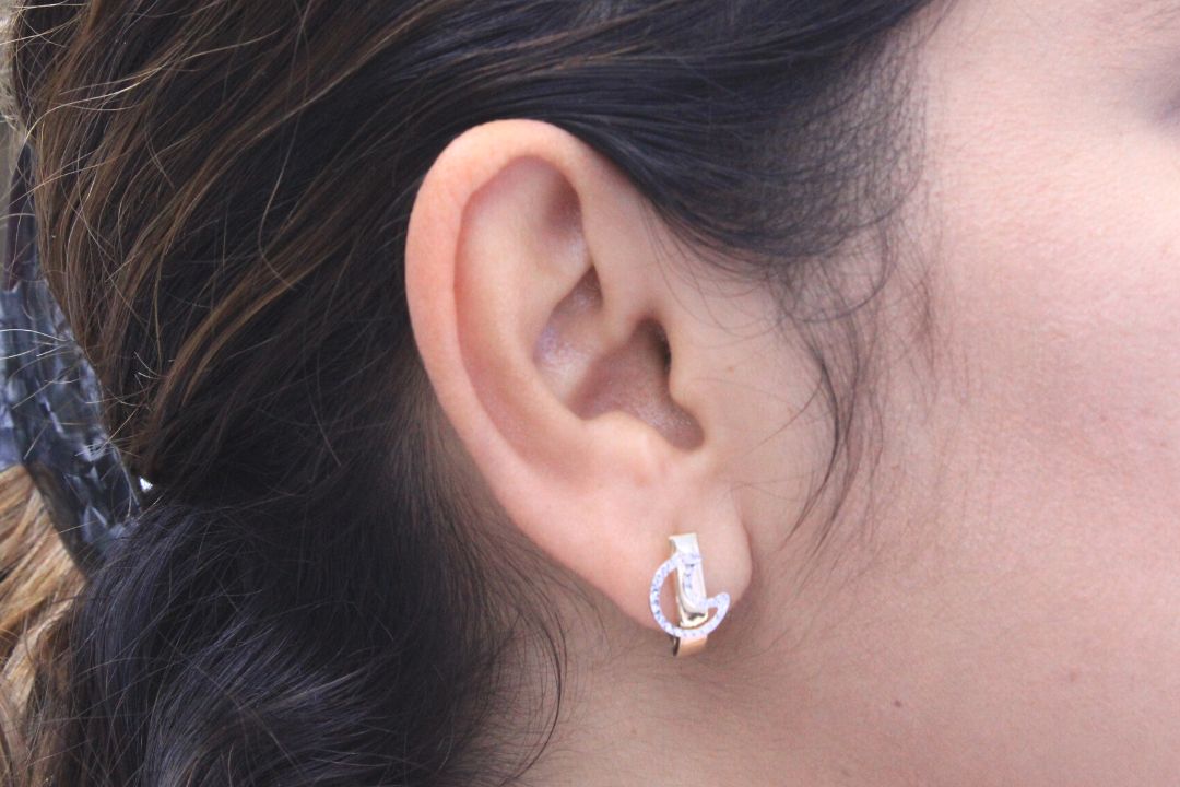 *Arete de Patente con Luna Diamantada de Oro Blanco mod. 3894 - Joyería Orovel’s