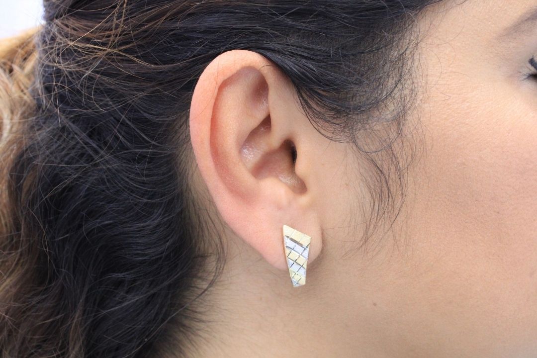 *Arete de Patente Cuadriculado en Tonos Mate de Oro Combinado mod. 3869 - Joyería Orovel’s