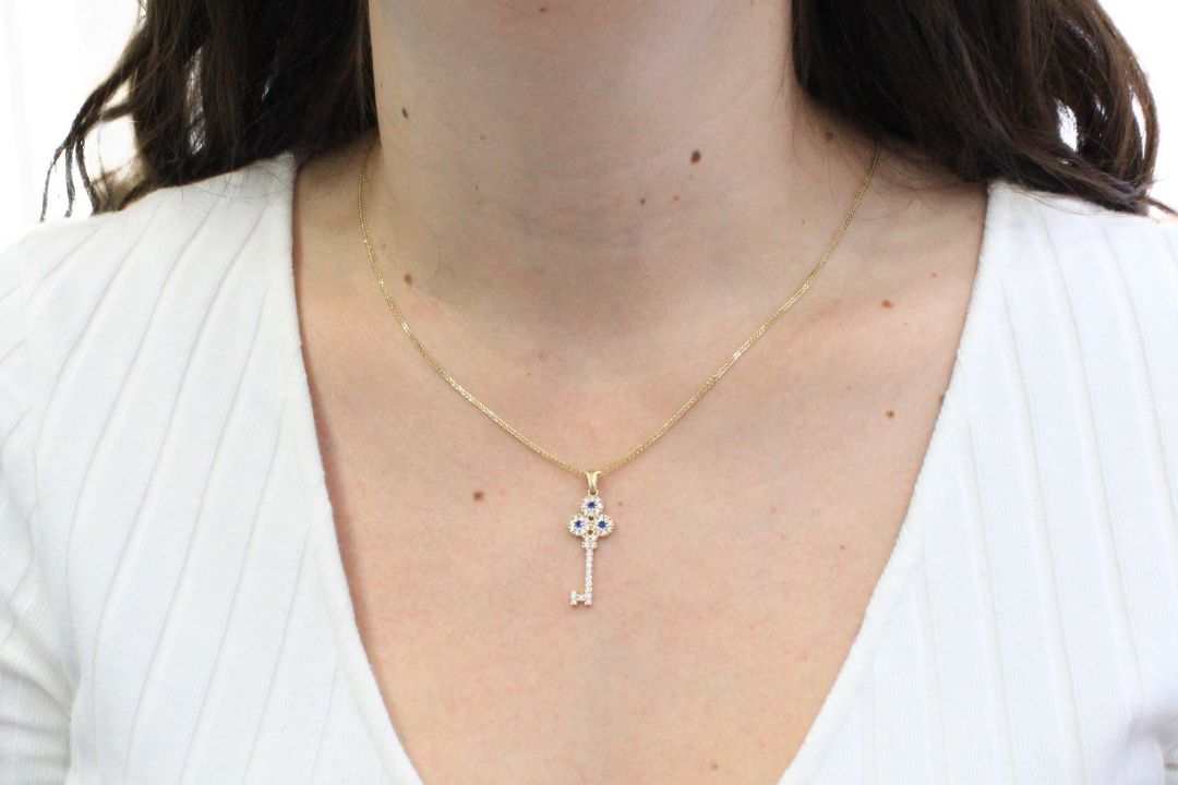 Dije de Llave Protectora con Diseño Incrustado de Zirconias mod. 5889