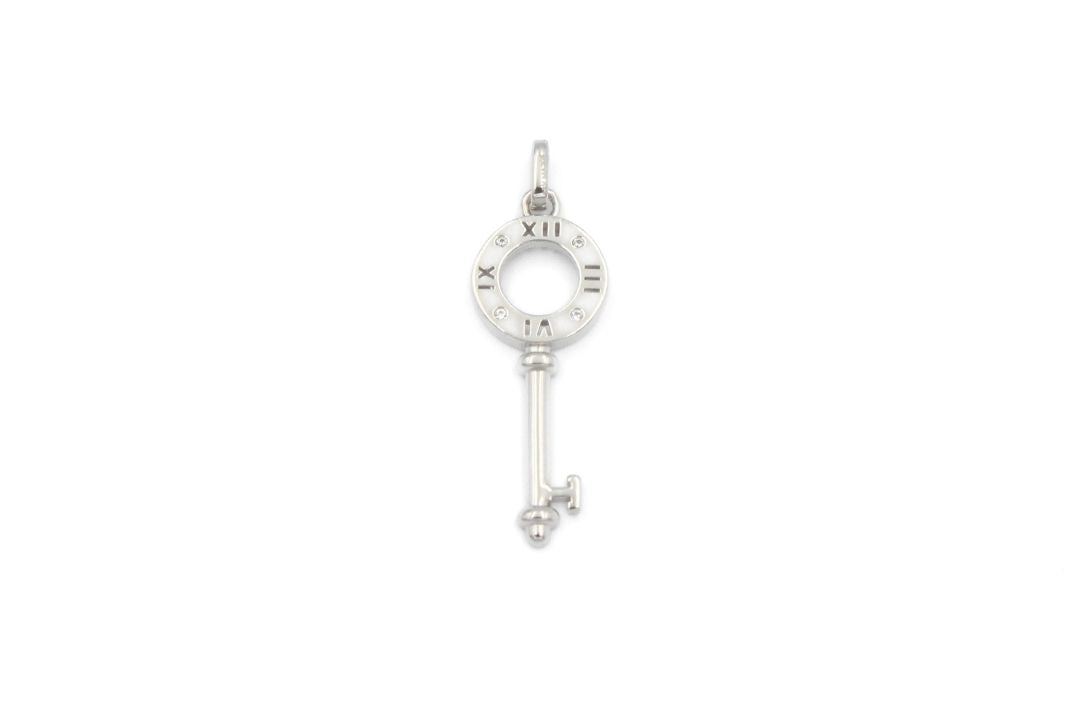 Dije Llave con Números Romanos en Círculo en Oro Blanco mod. 6353