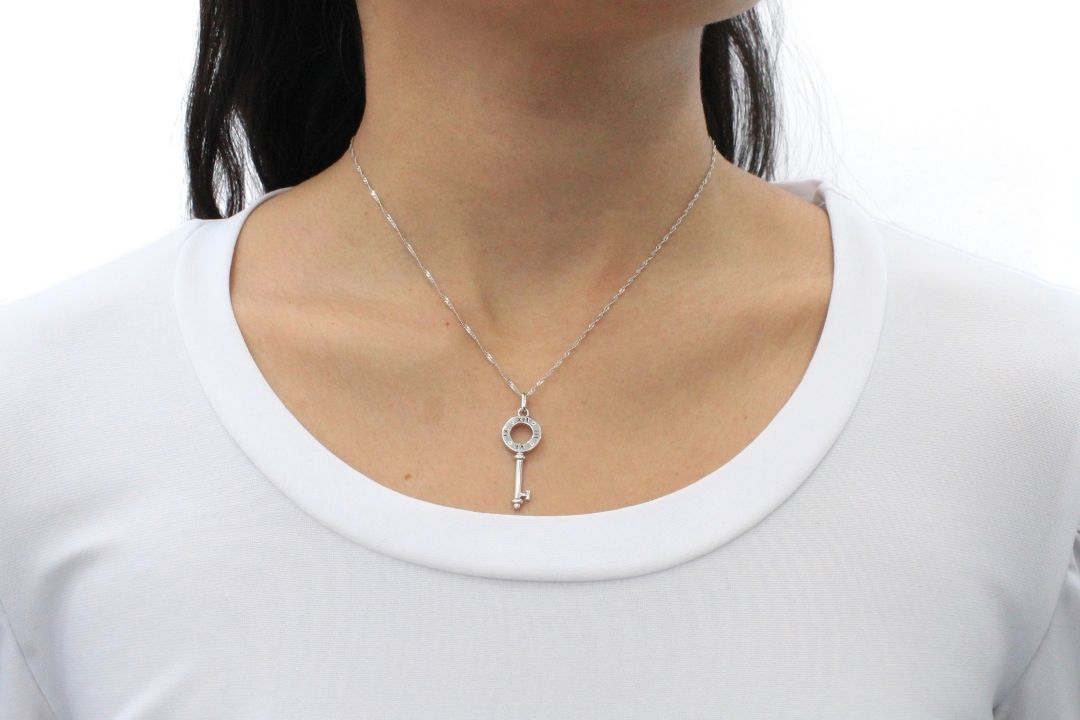 Dije Llave con Números Romanos en Círculo en Oro Blanco mod. 6353