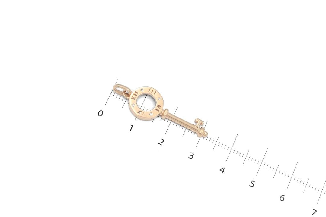 Dije Llave con Números Romanos en Círculo en Oro Rosa mod. 6354