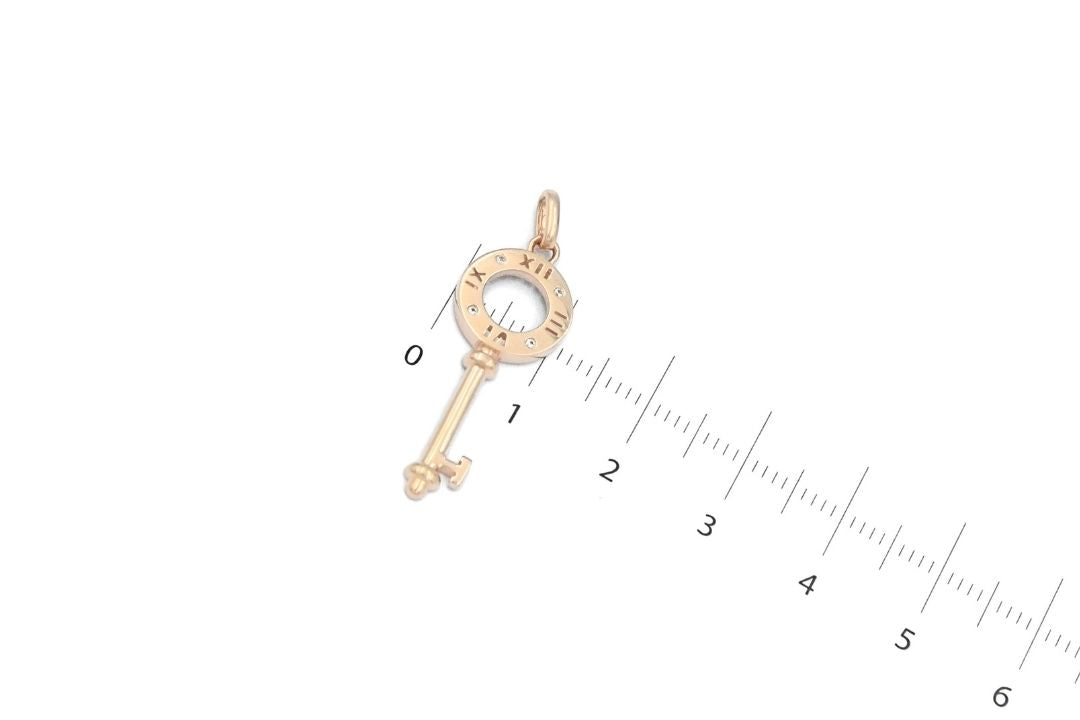 Dije Llave con Números Romanos en Círculo en Oro Rosa mod. 6354