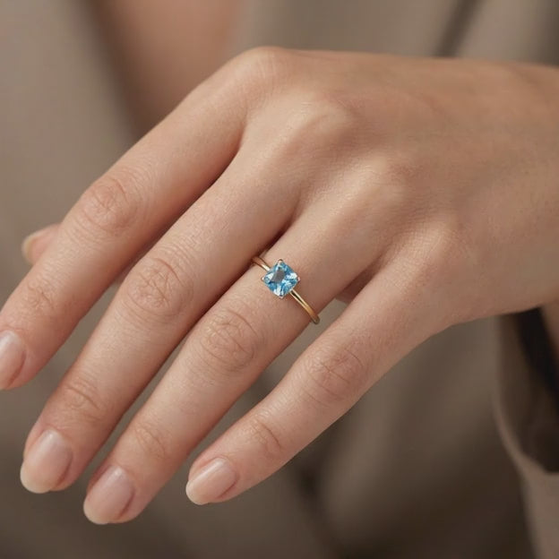 Anillo de Oro 14k con Zirconia Especial de Tono Azul con Diseño Facetado mod. 10757