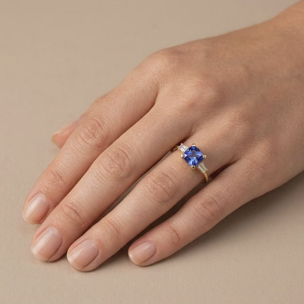 Anillo de Oro 14k Diseño Elegante Especial con Zirconia de Corte Brillante en Tono Violeta mod. 10767