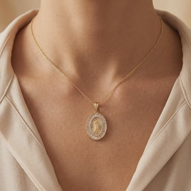 Medalla de Oro 14k Virgen de Guadalupe Mediana con Borde de Zirconias mod. 11097