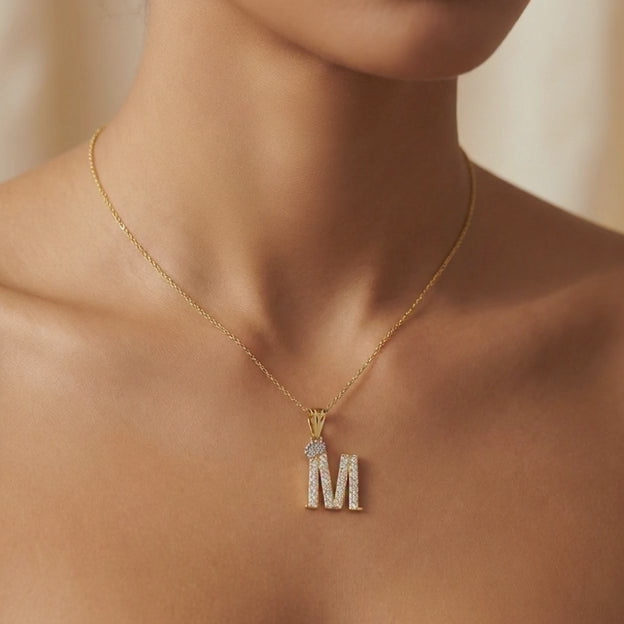 Dije de Oro 14k Modelo de Inicial M Diseñado con Corona e Incrustación de Zirconias mod. 10569