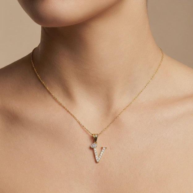 Dije de Oro 14k Modelo de Inicial V Diseñado con Corona e Incrustación de Zirconias mod. 10576