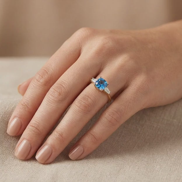Anillo de Oro 14k Diseño Elegante Especial con Zirconia de Corte Brillante en Tono Azul mod. 10769