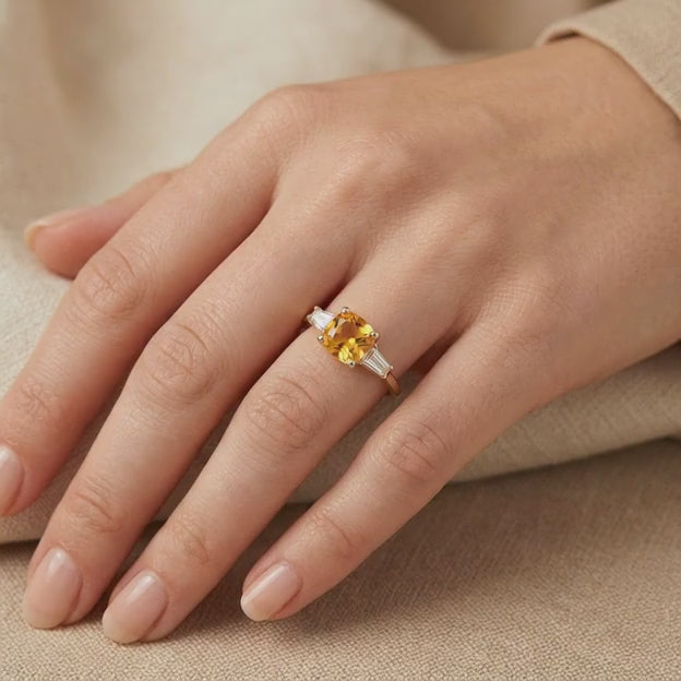 Anillo de Oro 14k Diseño Fino con Zirconia Facetada Central de Tono Ambar mod. 10755
