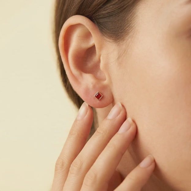 Broquel de Oro 14k Zirconia Cuadrada en Color Rojo Mod. 11168
