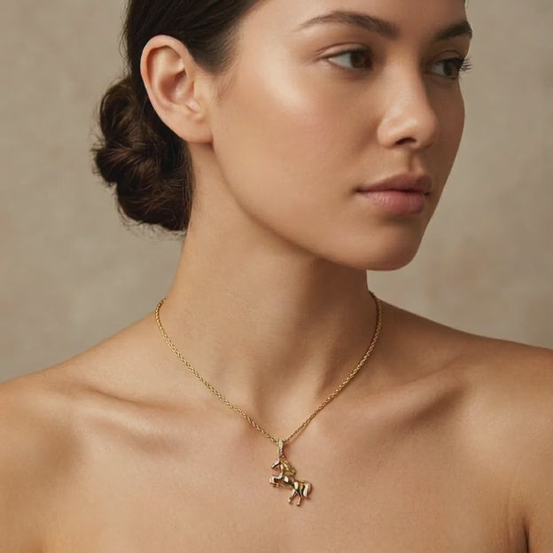 Dije de Oro 14k Caballo Fino con Broche Incrustado de Zirconias mod. 10794