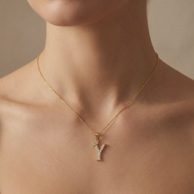 Dije de Oro 14k Modelo de Inicial Y Diseñado con Corona e Incrustación de Zirconias mod. 10578