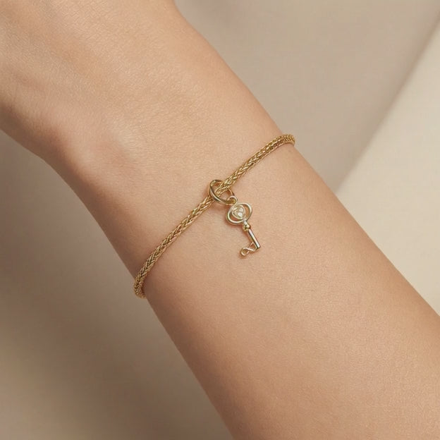 Charm de Oro 14k Diseño de Llave con Incrustación de Zirconias Finas en Corazón mod. 10671